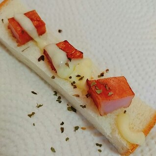 カリカリロースハム、チーズ、バジルのスティックパン